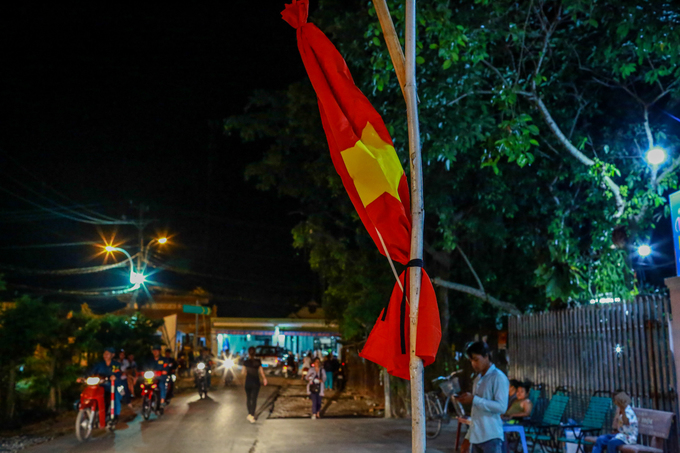 Người dân xếp hàng tiễn đưa linh cữu nguyên Thủ tướng Phan Văn Khải